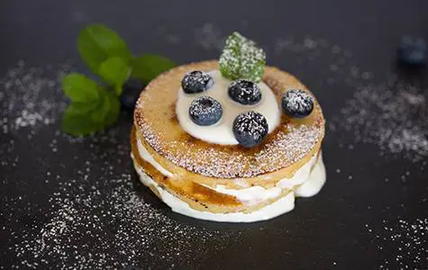 Palatschinken mit Quark und Früchten Palatschinken mit Quark und Früchten