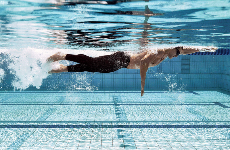 Laufen und Schwimmen die trotz eines Muskelkaters ausgeübt werden können.