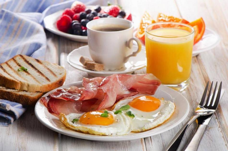 Ein proteinreiches Muskelaufbau Frühstück kurbelt bereits am Morgen den Stoffwechsel an. 