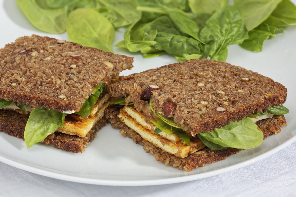 alt & Vegetarisch: Eiweiß-Sandwich mit knusprigem Tofu