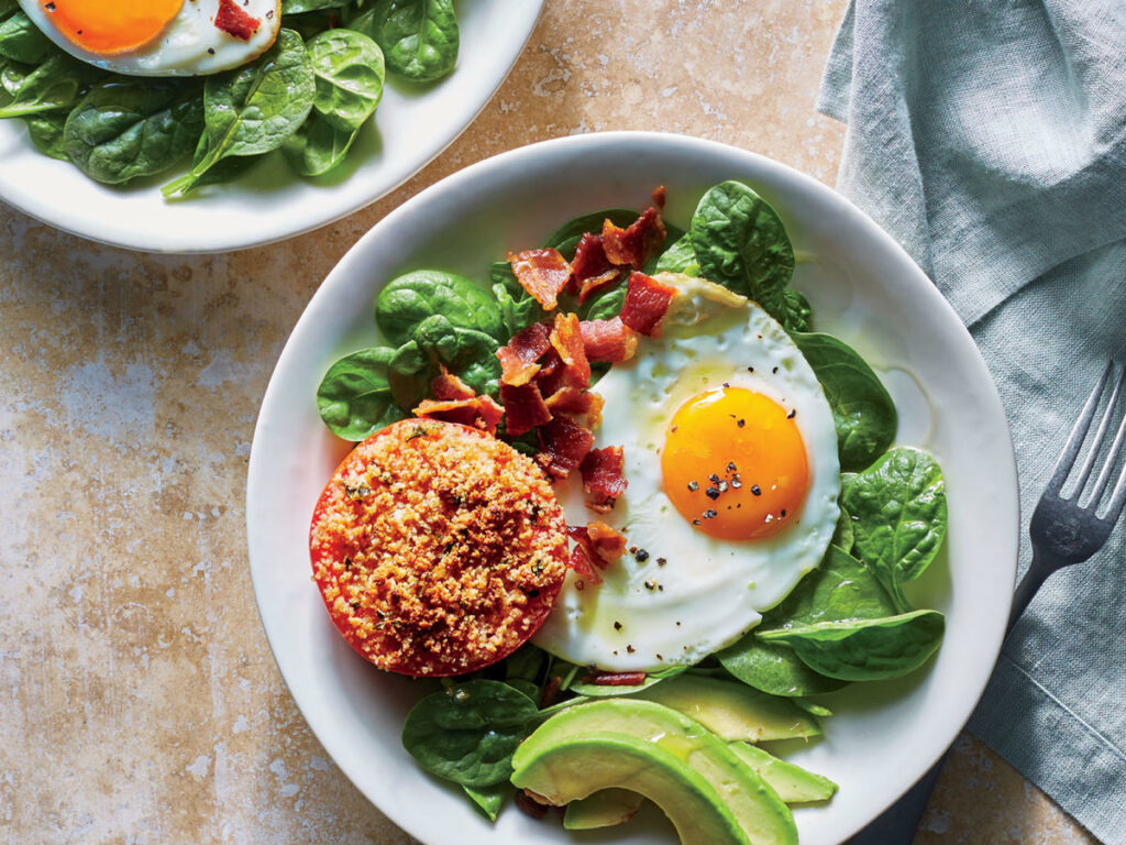 Herzhaftes Frühstück mit Spiegelei, Avocado und Tomaten, mit veganer Alternative